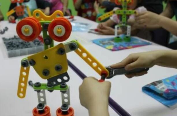 全球首个人形机器人运动会筹备中！机器人ETF基金(562360)宽幅震荡实时成交额突破1300万元(图1)