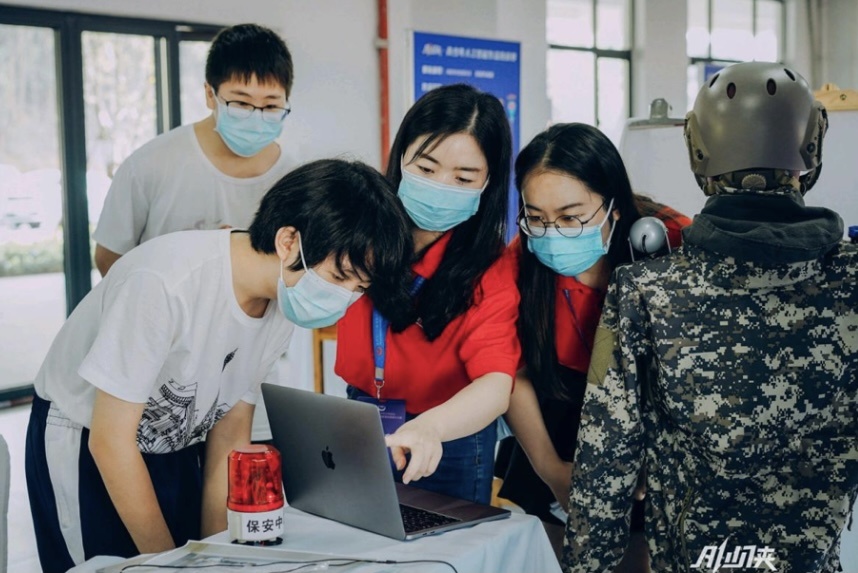 重庆大学VEX队斩获机器人世锦赛分区冠军挺进全球三强创佳绩(图1)